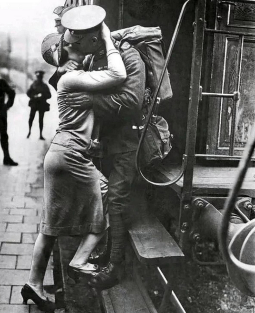 二战期间,英国士兵与女友吻别,这可能是两人最后一次见面.  二战时期,