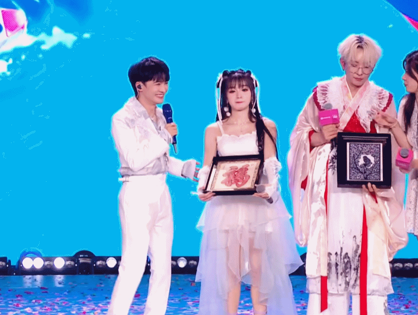 周深和美依礼芽一起演唱《未闻花名》,两个人都好可爱啊,真的超级像