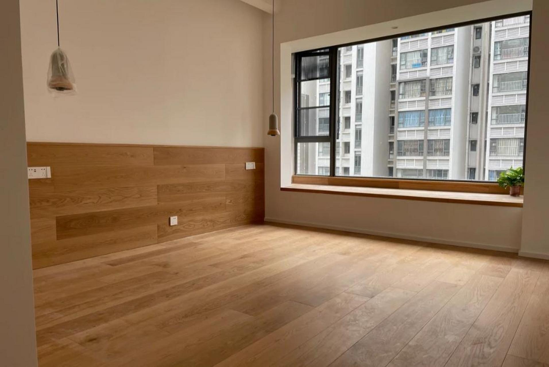 木地板上墙作为床头背景 也是一个设计亮点 既不用花太多钱而且也有