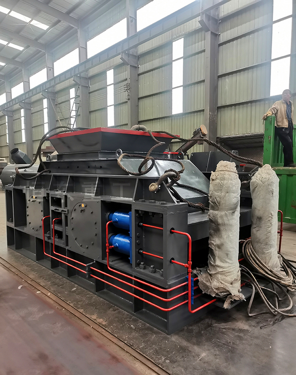 液压对辊制砂机,顾名思义,是一种利用液压驱动的制砂设备.