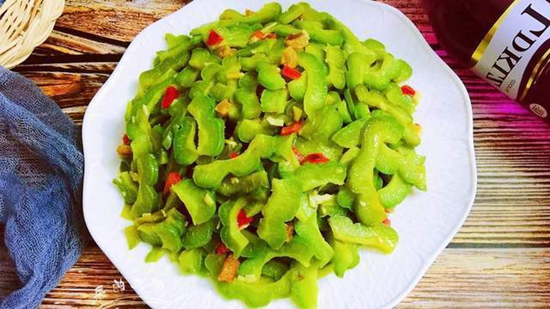 99干煸苦瓜的做法99 94干煸苦瓜是一道美味的川菜菜肴,以苦瓜为