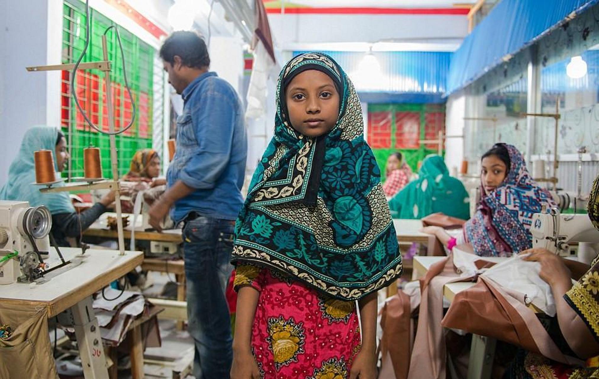 2023年,一个11岁的孟加拉国女孩儿提丝玛每天早上4点起床去服装厂上班