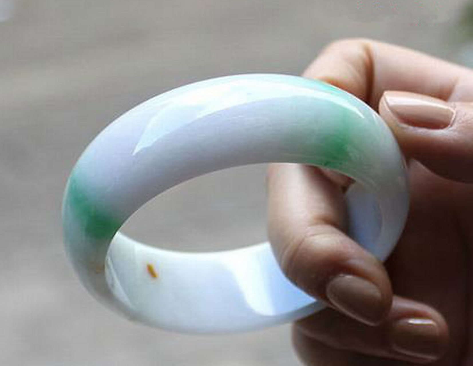 在珠宝店铺里或者商场里,价格几百块钱的翡翠手镯一般都是瓷底翡翠.