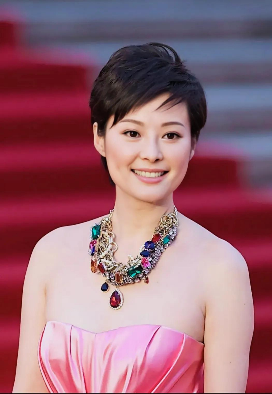 当年,徐威向袁立求婚,袁立说:"我还很年轻,不想这么早结婚,你再等我几