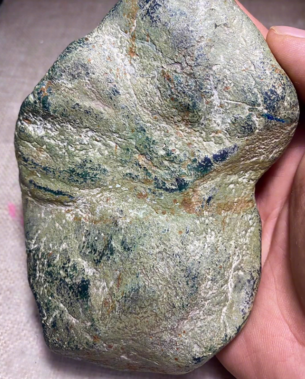 点击头像看直播# #翡翠原石# 790克,南齐脱沙墨翠戒面料,戒面黑度