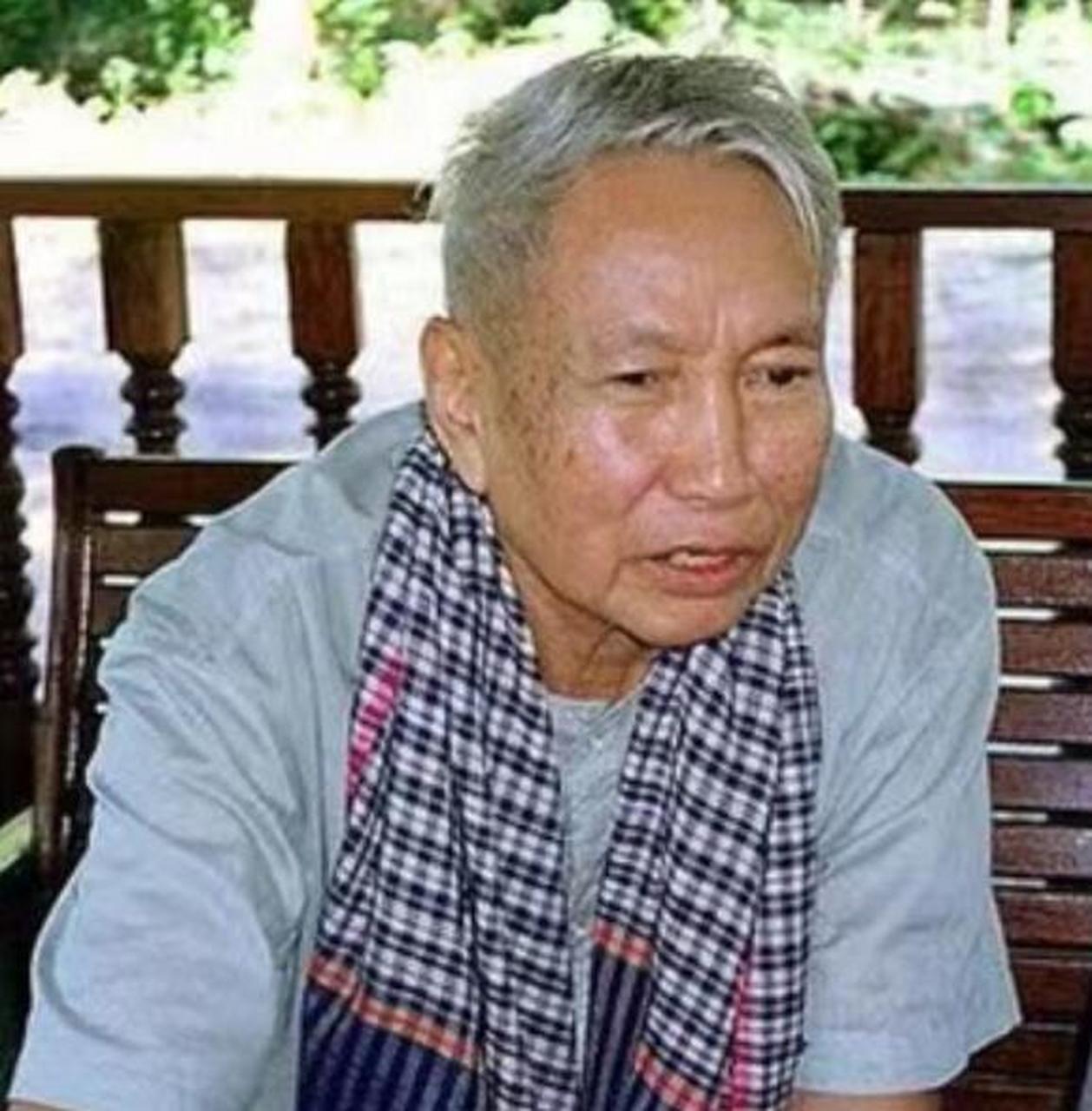 这张照片中的人名叫波尔布特,曾是柬埔寨"红色高棉"政权的领袖,在这张