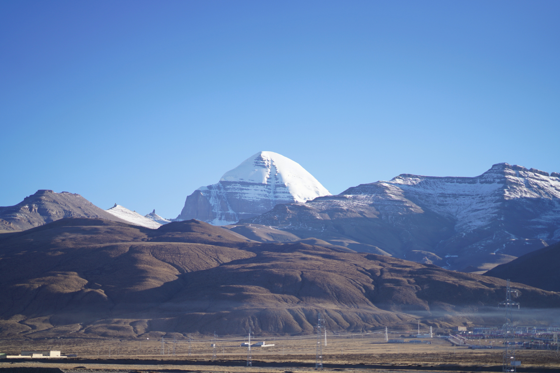 终于见着了  冈仁波齐在西藏阿里地区普兰县巴嘎乡,小小镇坐落在山