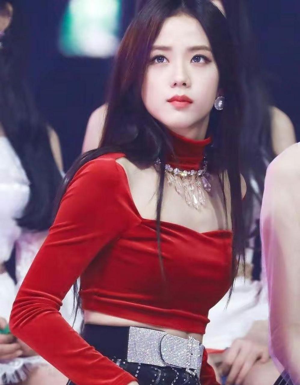 jisoo金智秀晒出游美照,拍照露出美肩太撩人   #娱乐最前沿