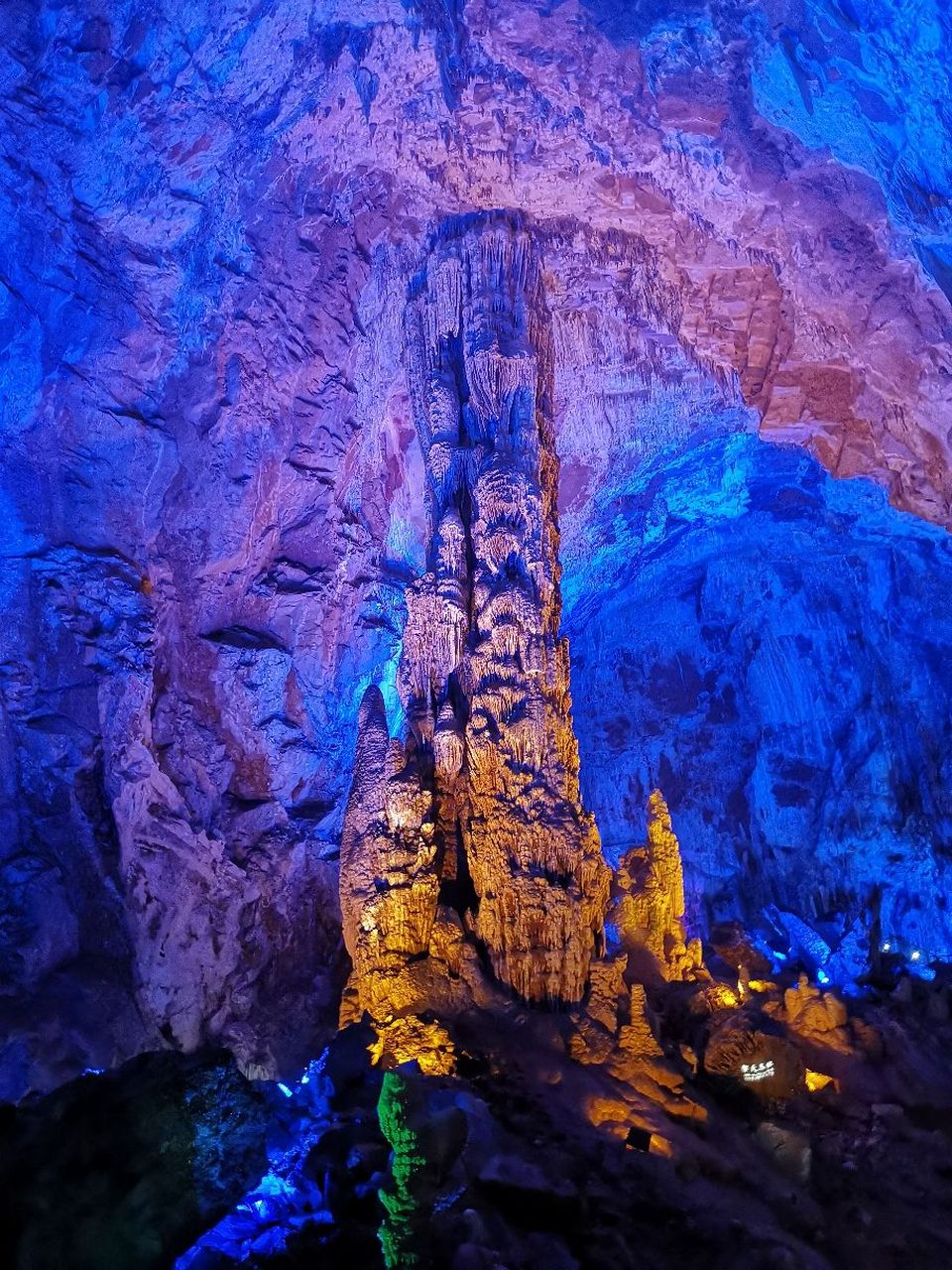 芙蓉洞位于武隆县江口镇的芙蓉江畔,距武隆县城20公里.