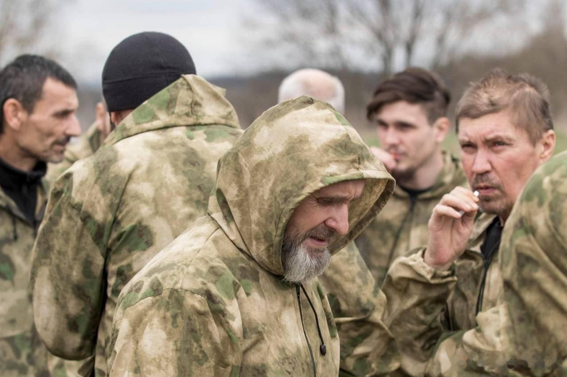 通过俘虏互换活动,130名乌军士兵被俄罗斯释放,这些人个个都是大胡子