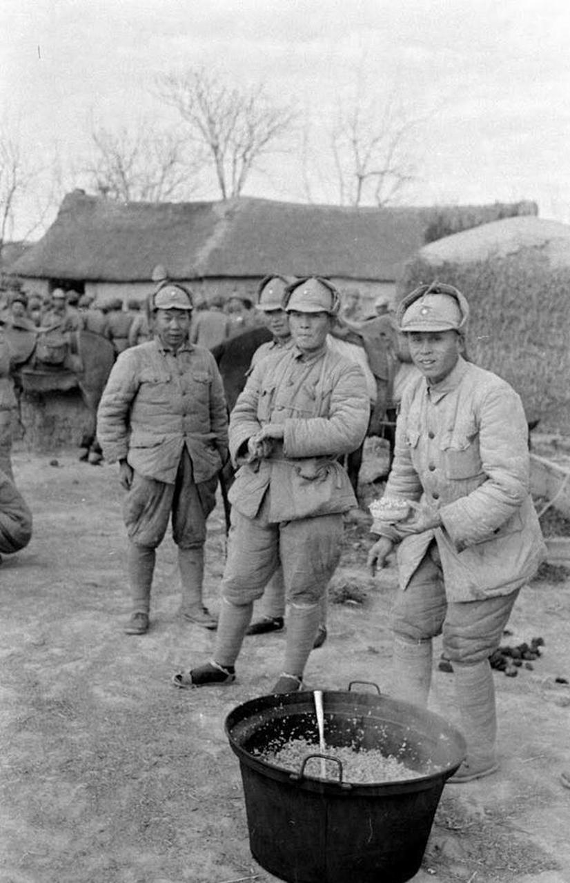 解放战争时期,真实的国军士兵老照片,与影视剧中塑造的光鲜亮丽,皮鞋