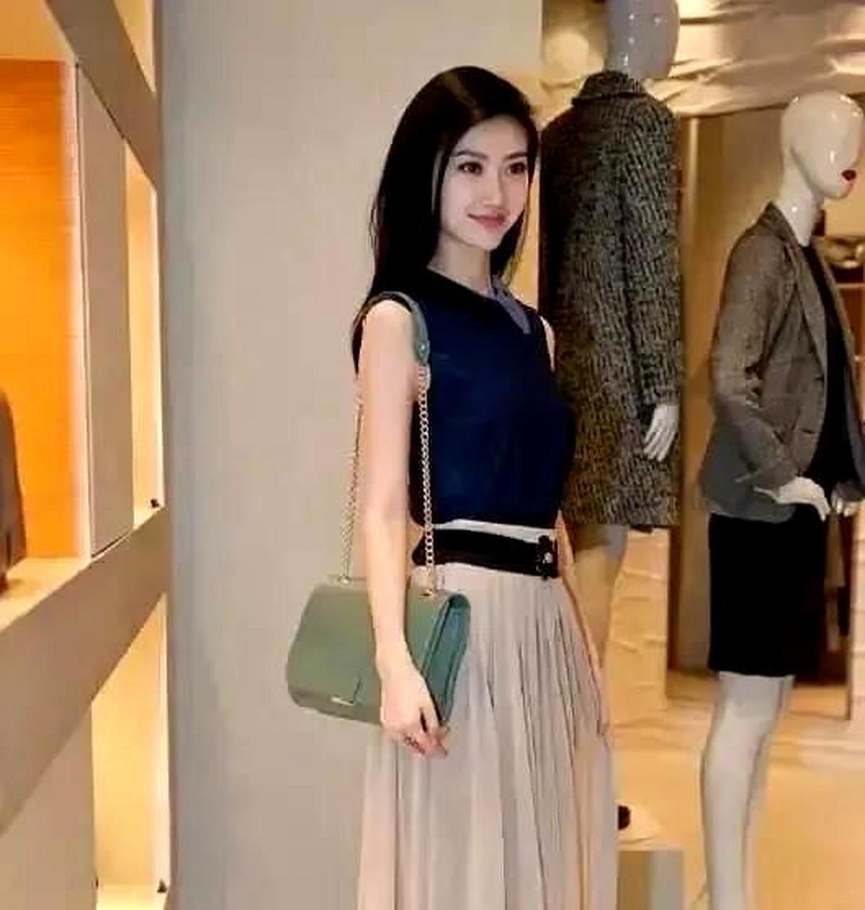 这张图片展示了景甜早期和张继科恋爱时的样子,以及他们分手后的变化.