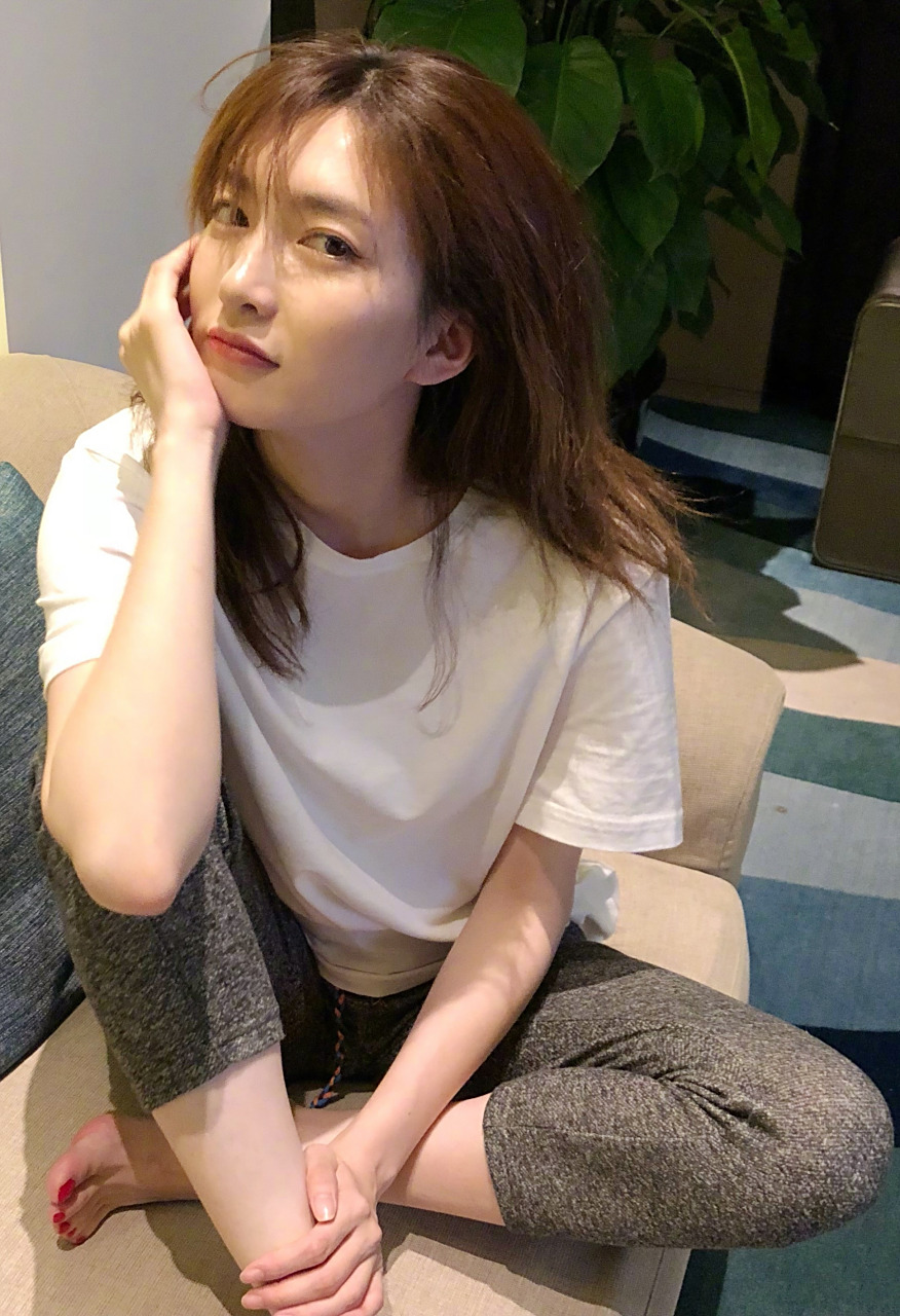江疏影素颜居家盘腿光脚丫自拍#江疏影