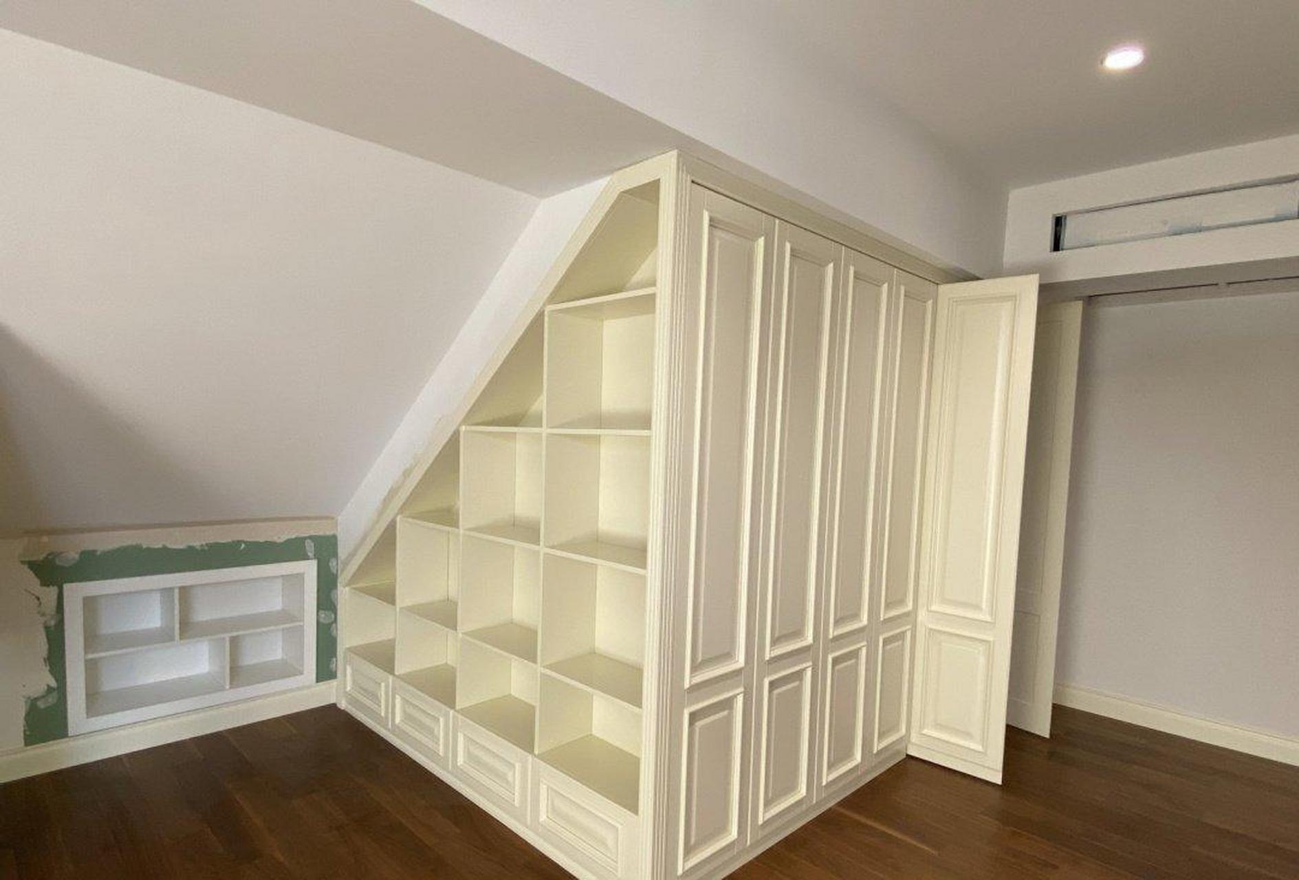 阁楼装修 阁楼设计为全敞开式书房,然后把斜顶部位设计为储物间.