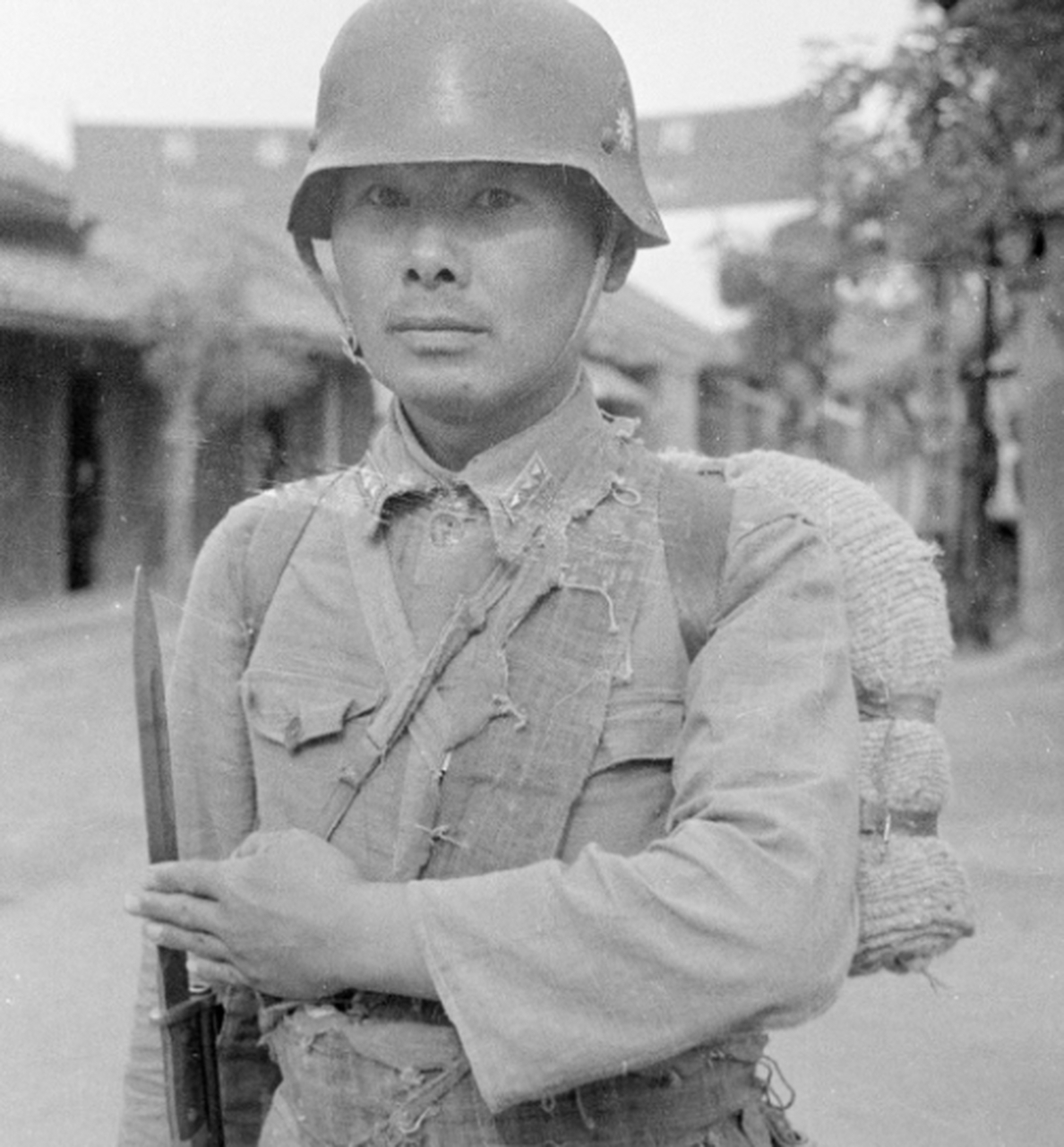 我们来看看一名标准的德械师士兵都装备有哪些单兵武器呢?