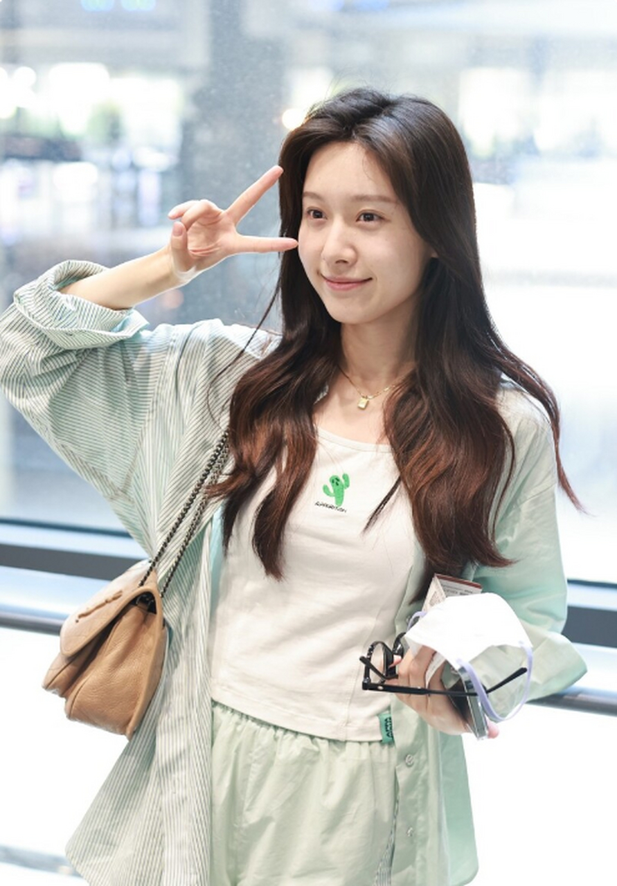王子璇最近在机场被拍到了街拍照片,她穿着一件薄荷绿衬衫,搭配一件
