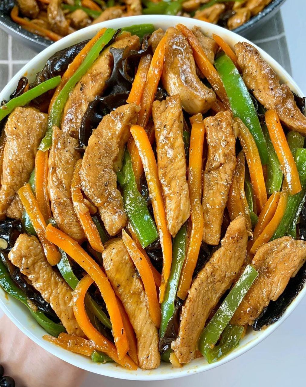 今天分享道胡萝卜青椒丝炒鸡胸肉!贼香! 低卡低脂高蛋白!