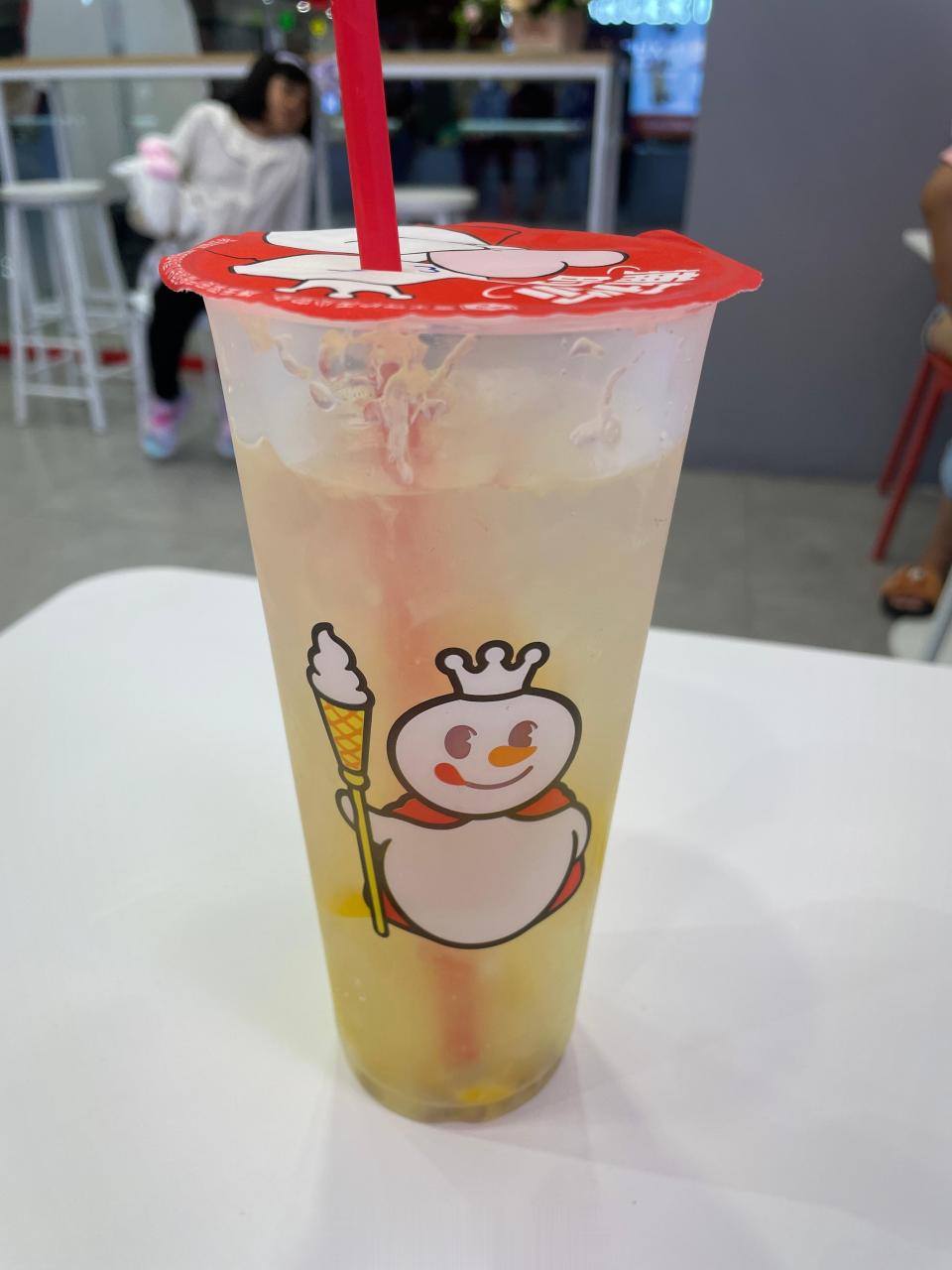 热得要死,喝一杯蜜雪冰城,请当地明星代言的哦.