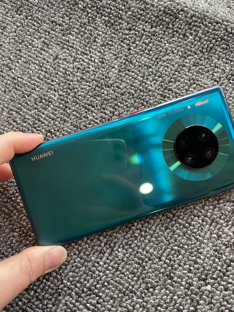 gg了,今天朋友的mate30 pro碎屏了,我就说要贴膜吧,一定要贴uv膜.诶!