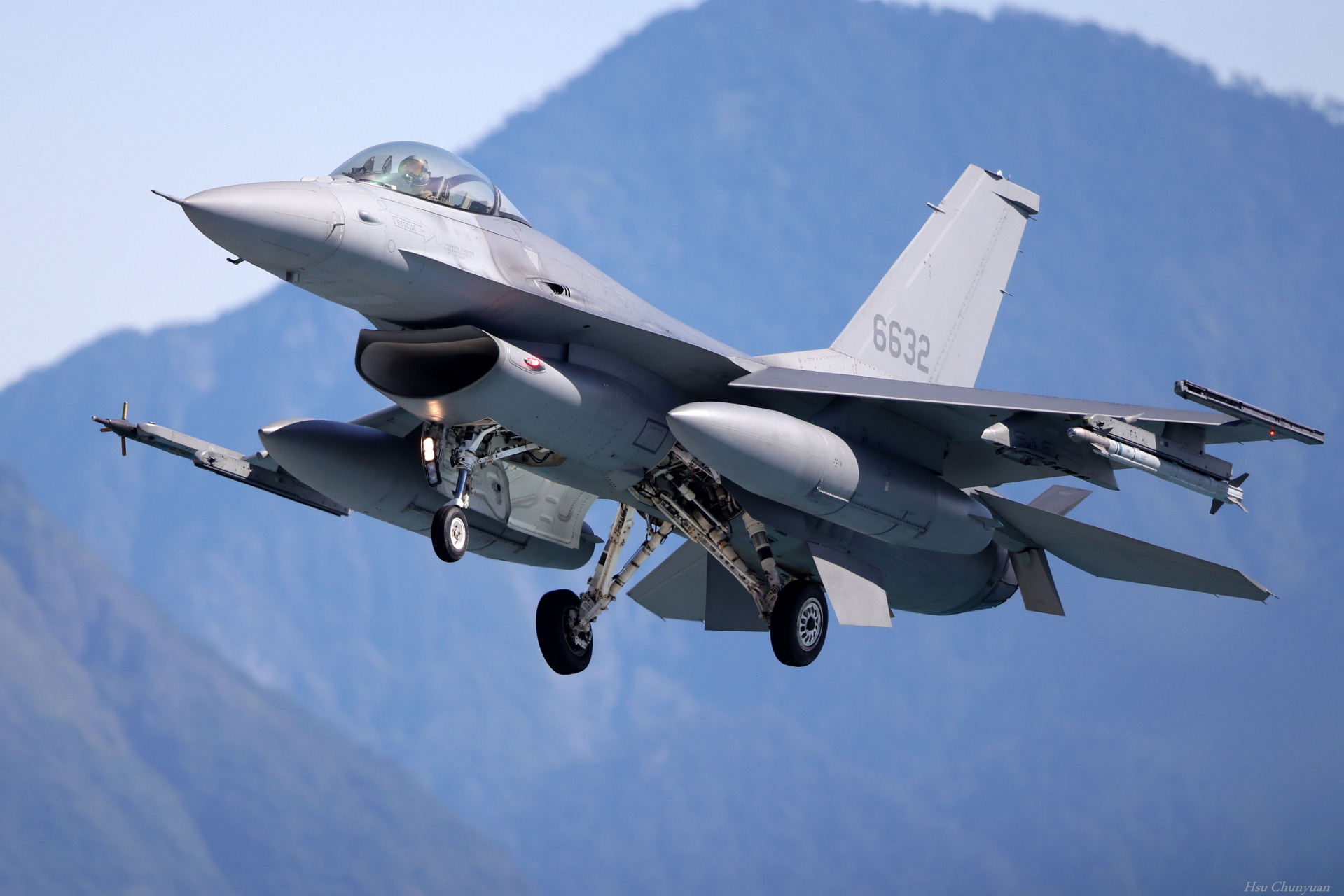 改装后的f-16v战斗机,论制空能力,凭借apg-83 aesa和aim-120c-7中距