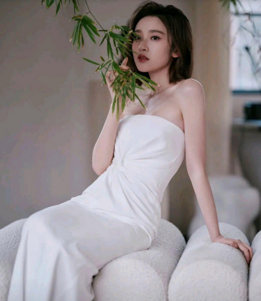 唐艺昕晒出一组美图,穿白色抹胸连衣裙,性感优雅,太迷人了