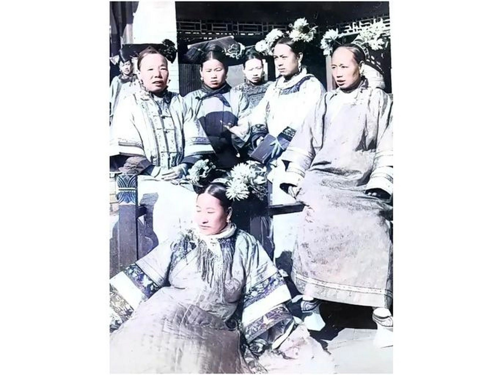 这是一张清朝末期后宫宫女们的照片.