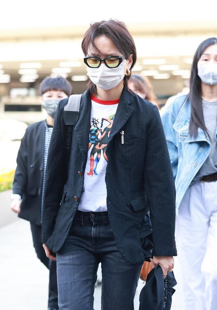 周笔畅机场街拍,黑色西装 牛仔裤 厚底靴简约干练