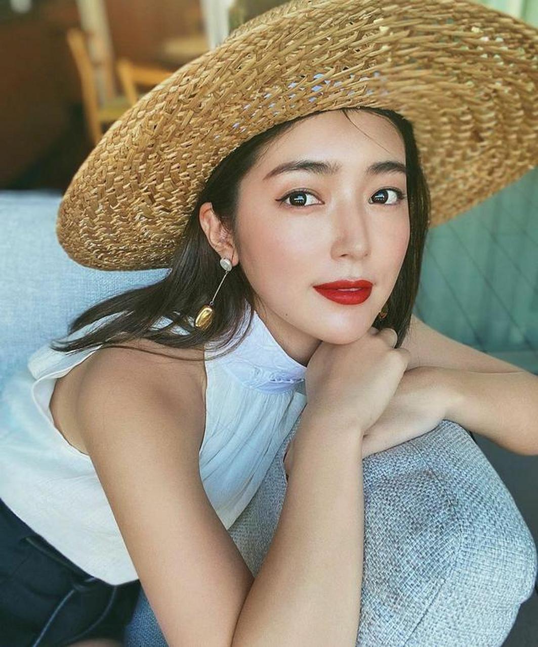 每当提起港风穿搭的时候,时尚界女生首先会想到那一头浓密的黑发,浪漫