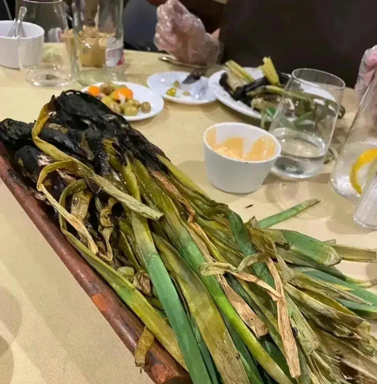 吃烧烤还能吃到"烧烤葱", 真是让人大开眼界! #搞笑趣味图