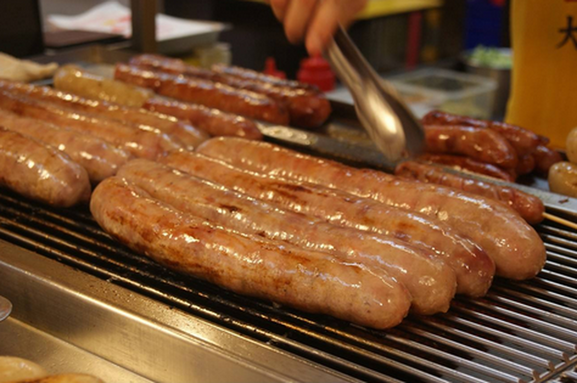 摆摊卖烤肠真能月入过万吗? 这就是一个统计口径的问题,媒体采访几十