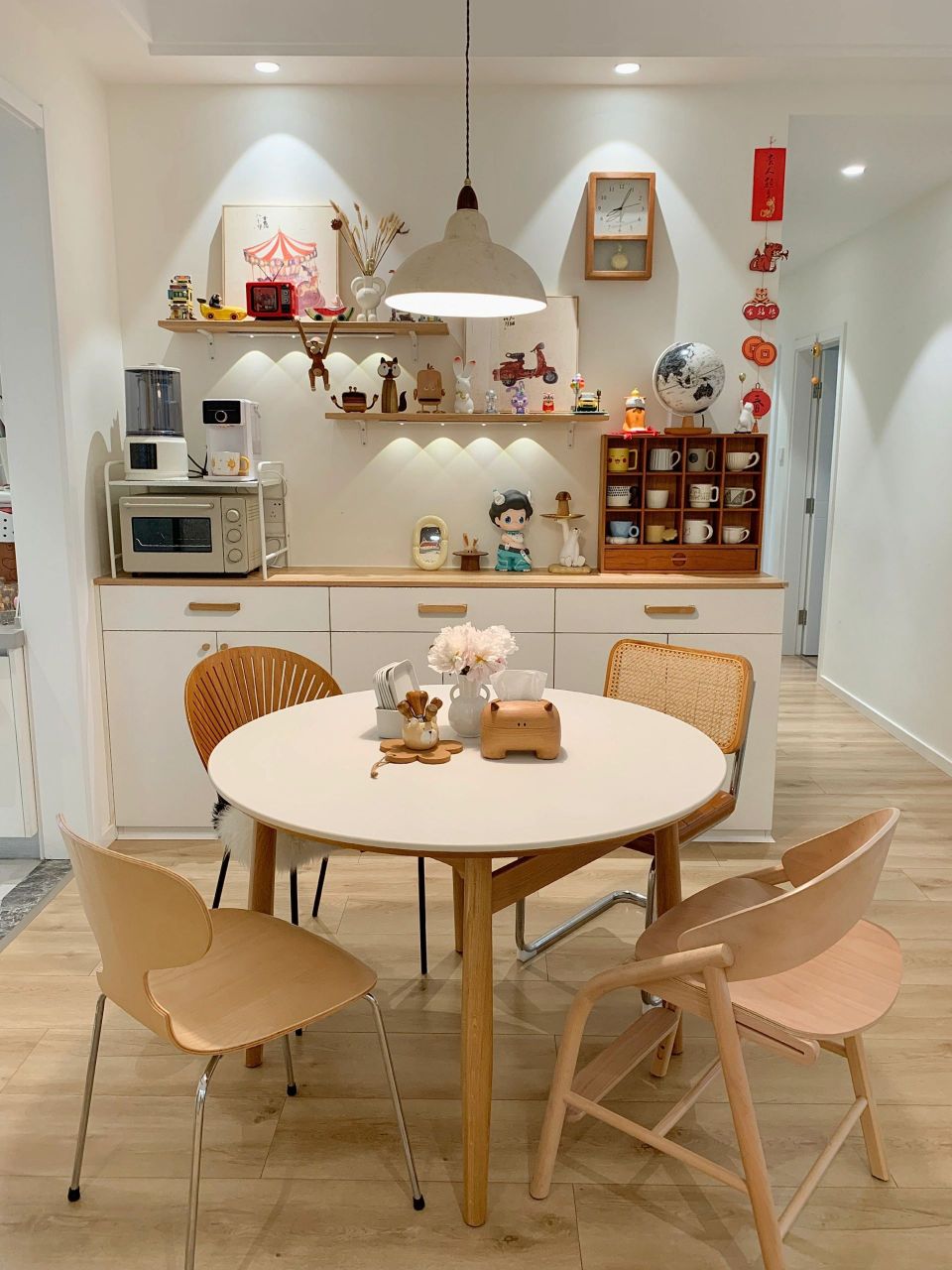 餐厅新布置 圆餐桌果然更适合小户型餐厅～ 入住快两年啦 难得折腾