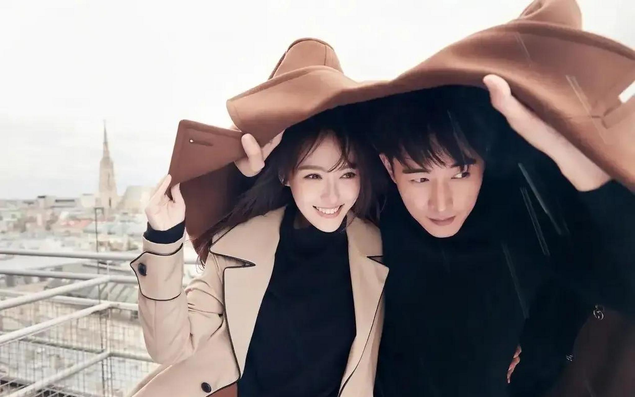 唐嫣穿卡其色风衣外套,内搭黑色羊绒衫,时尚潮流,青春大气!