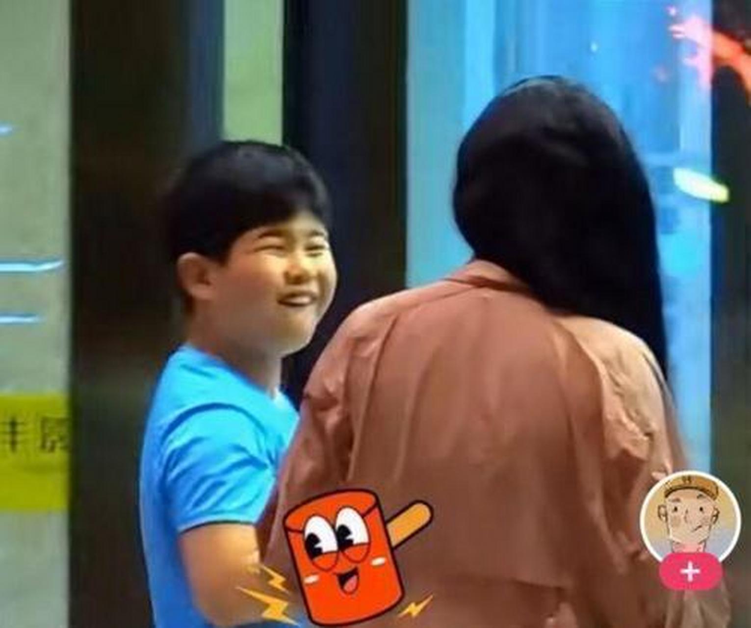 46岁胡可疑似怀上第三胎,出门逛街小腹隆起,曾透露想生女儿