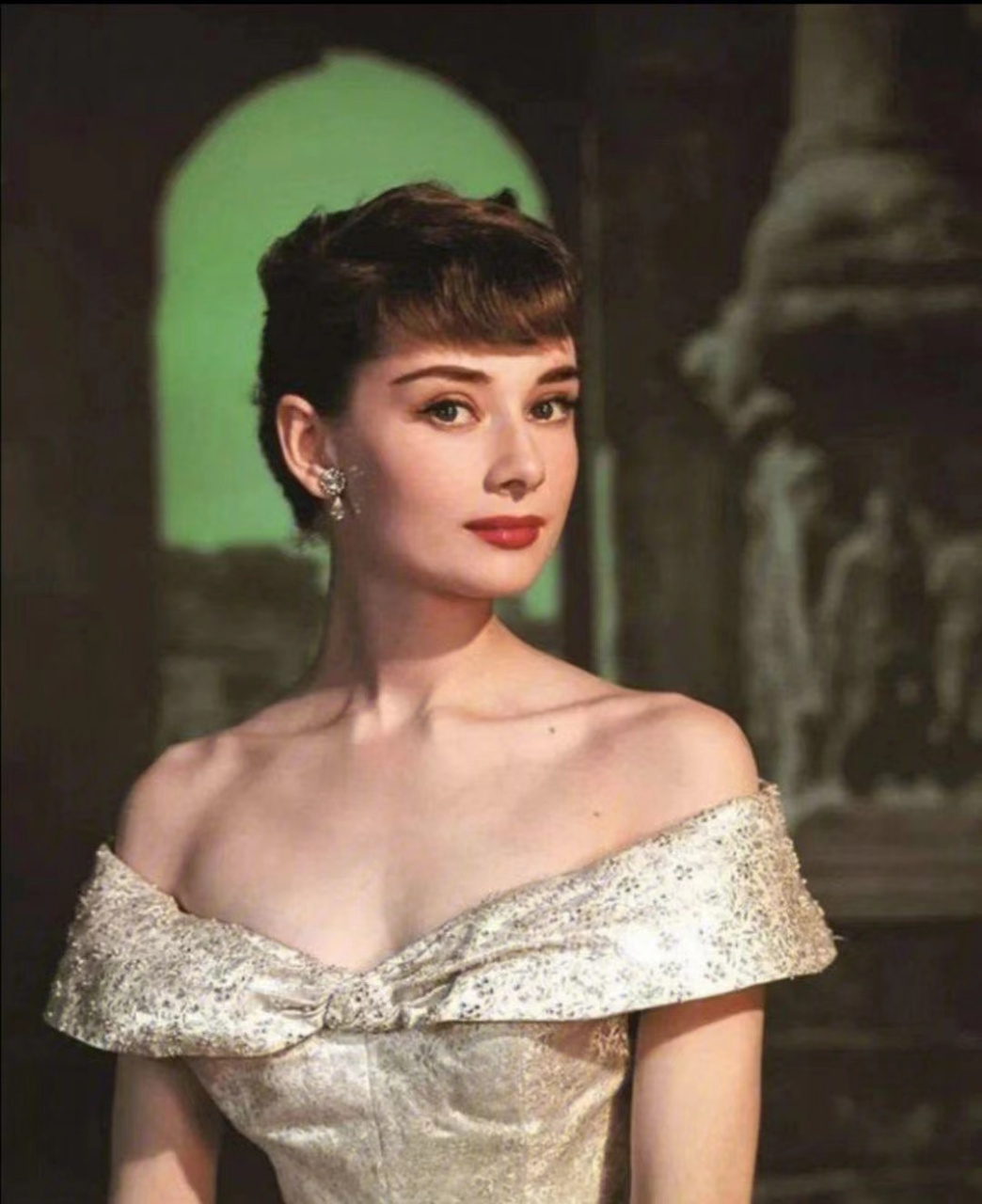 年轻的佩洛西和奥黛丽赫本十分相似,就连肯尼迪总统都被她迷住了