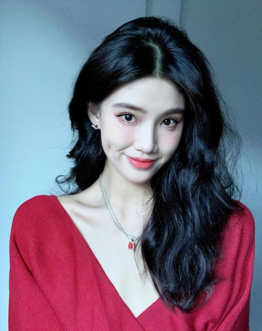 浓眉大眼瓜子脸,还有个迷你酒窝,这不是美女这是什么?