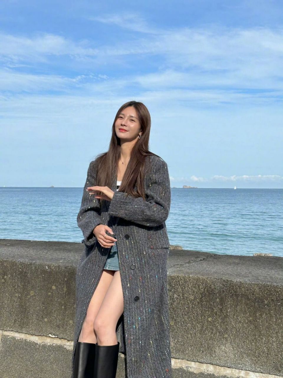 沈梦辰短裤配长靴 大秀美腿,一整个赏心悦目