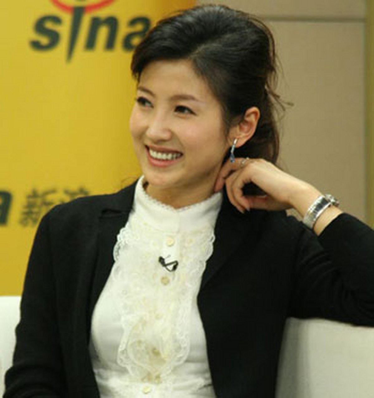 2001年,徐春妮参加中央电视台《挑战主持人》节目,并成为该节目史上