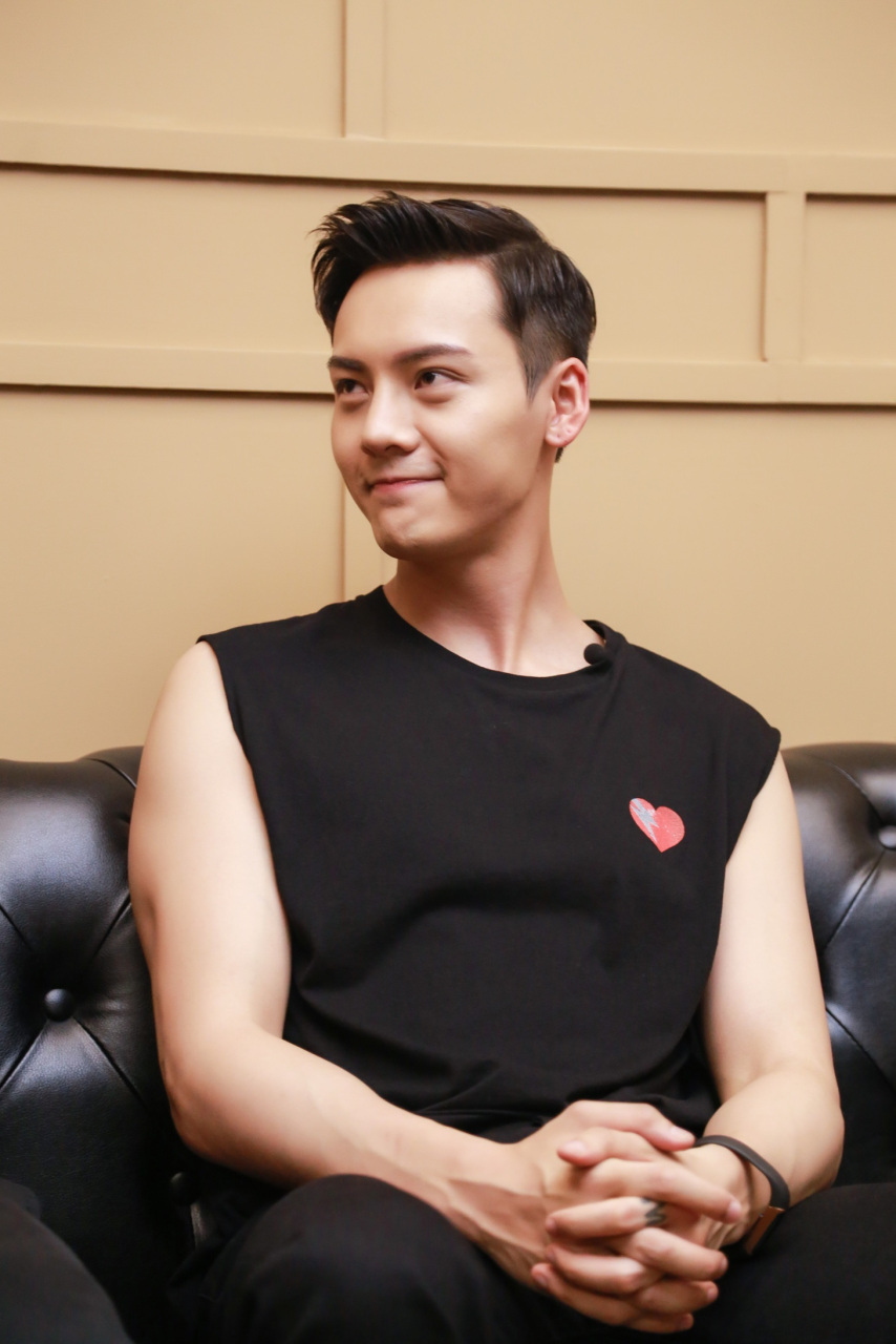 陈伟霆的笑容总是给热一种阳光大男孩的善良美,的确,他确实就是人帅心