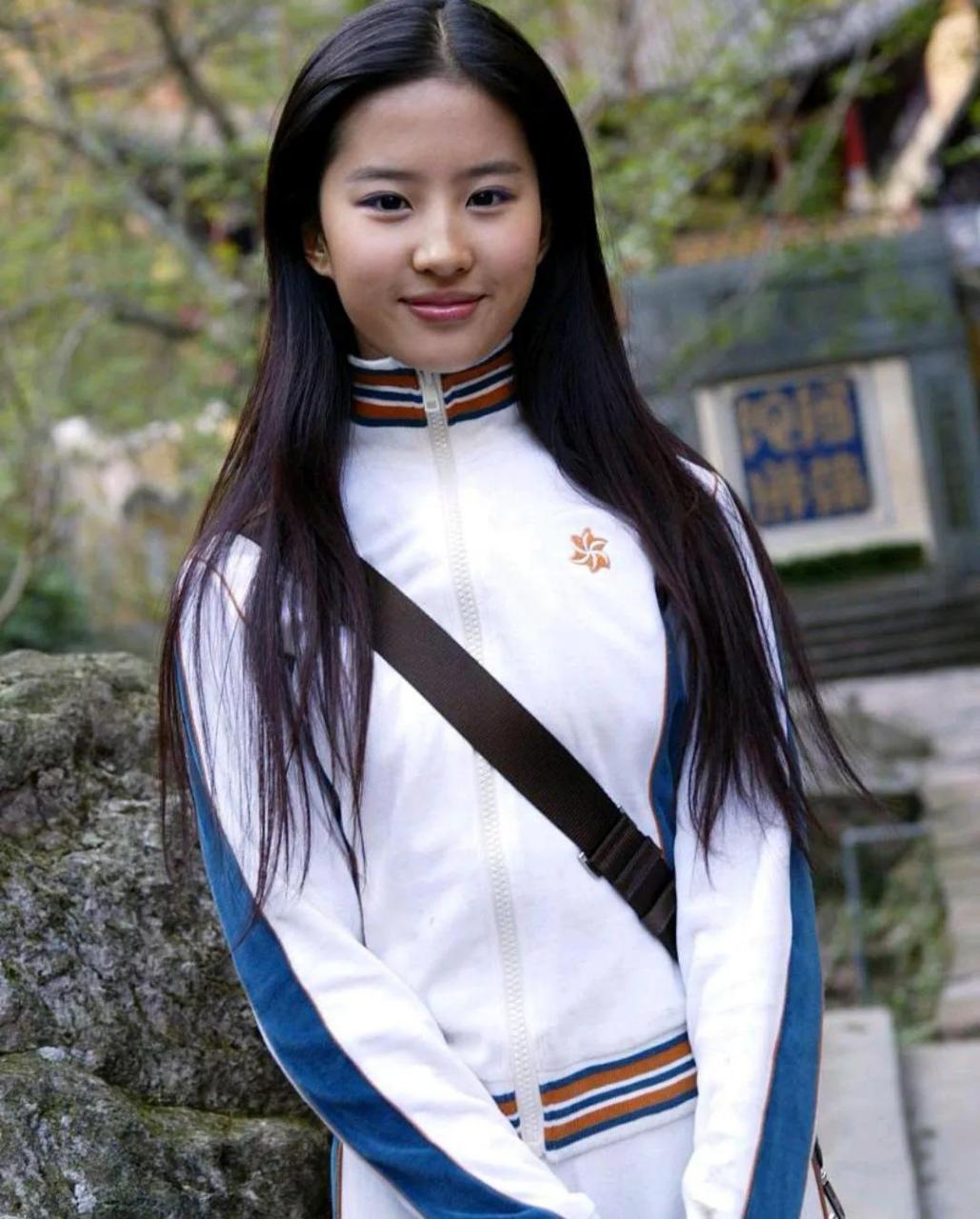 刘亦菲年轻时的模样,令人惊叹.她穿着一身白色运动装,显得青春靓丽.她