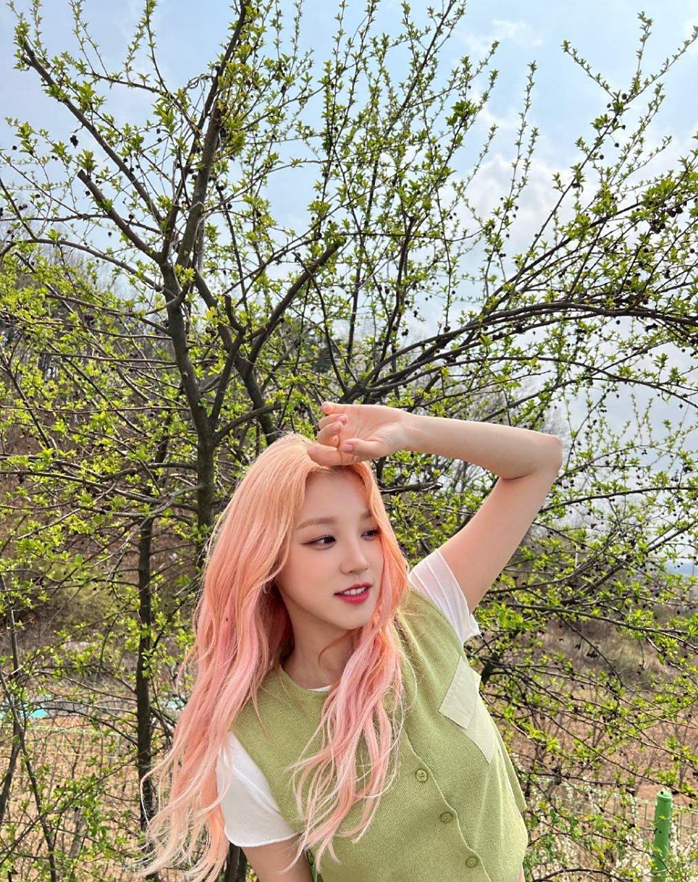 宋雨琦初夏随拍,绿色针织衫搭配牛仔短裙,夏日氛围感拉满,撩头发简直