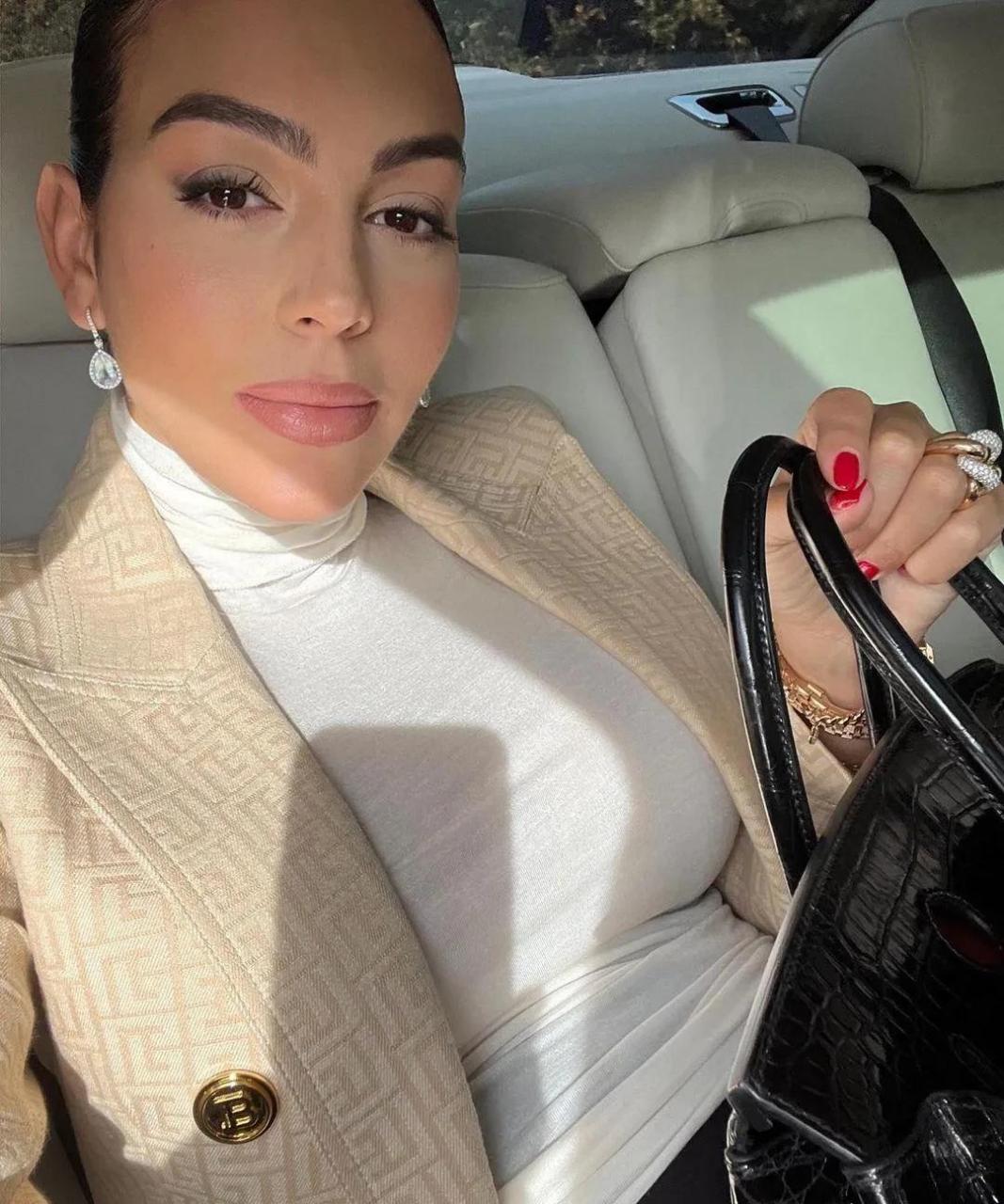 gif创作人# c罗未婚妻乔治娜晒近照,挺着大肚子,精致的妆容,珠光宝气