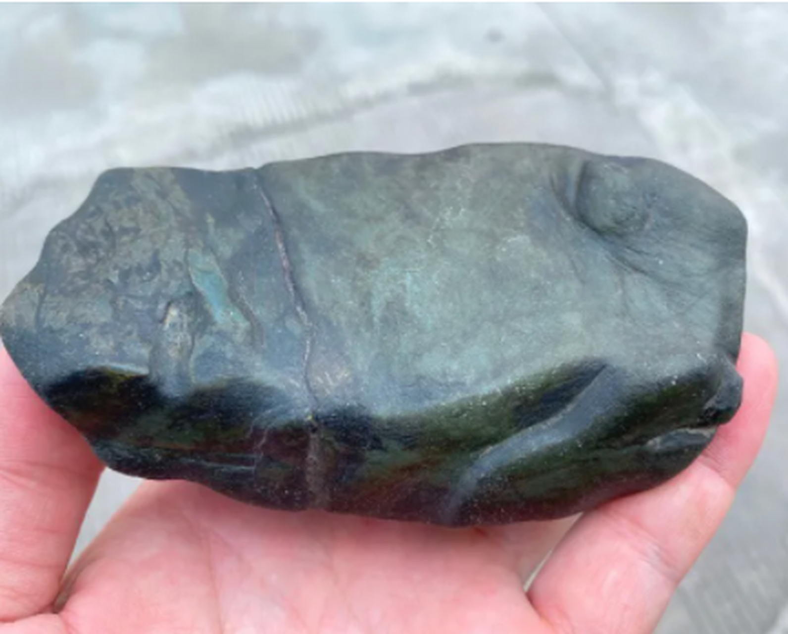 头像看直播##翡翠原石# 莫莫亮牌子料,560克,大窗口,肉质发黑,高冰种