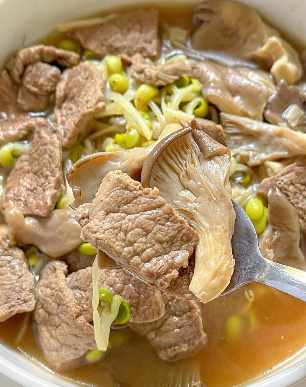 高蛋白低脂肪的减脂晚餐 平菇豆芽牛肉汤味道超级鲜!