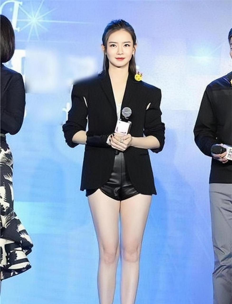 网友:戚薇的腿才是yyds,刚刚好