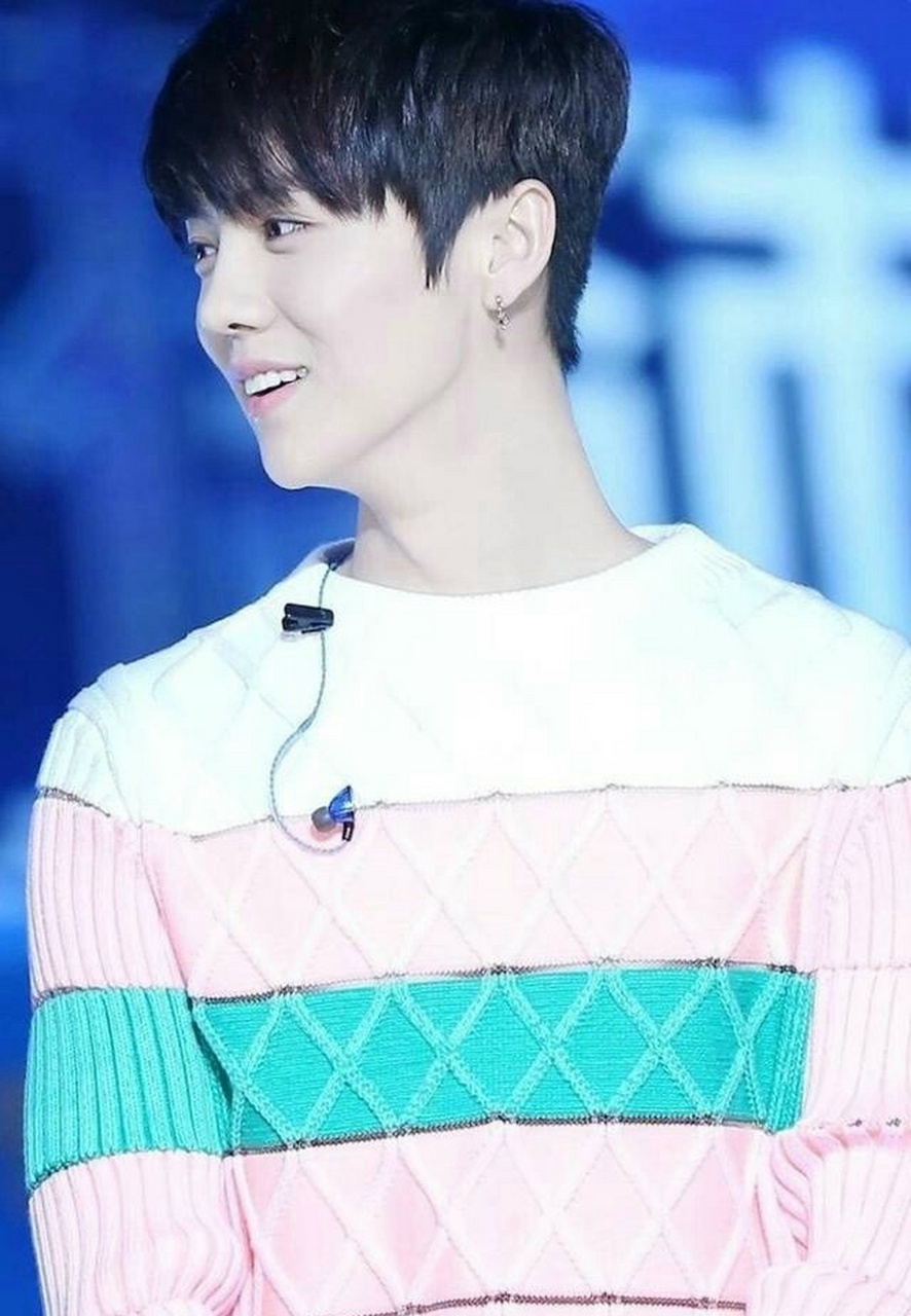 鹿晗穿粉色也太嫩了吧,绿色的和粉色的条纹针织衫搭配刘海短发看起来