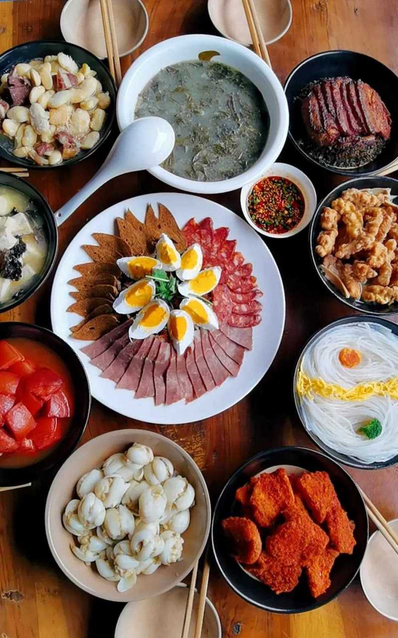 白族八大碗,他们红白喜事都必须有的八道菜,名字很好听,情意绵绵,红红