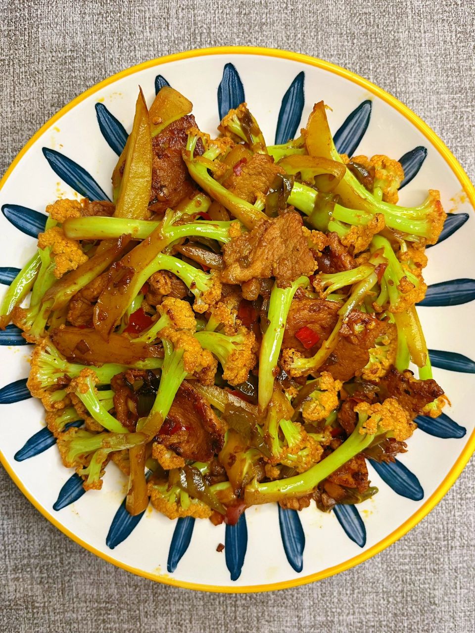 干锅花菜,谁做谁爱,真是yyds 香辣可口,不要太下饭 食材:菜花(松花菜)