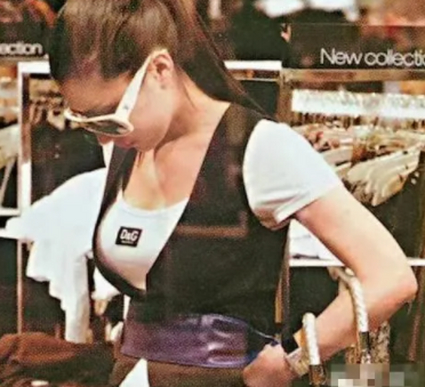 2018年,82岁的谢贤与33岁的女友coco,结束了长达12年的恋情,为了感谢