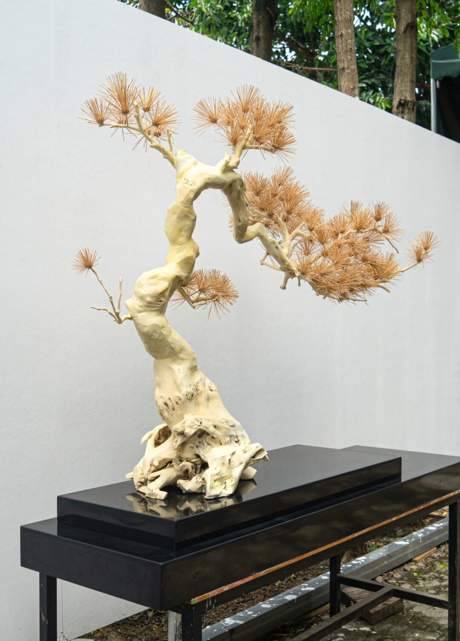 仿真迎客松是一种木雕艺术装置,以迎客松为原型,采用优质木材精心雕刻