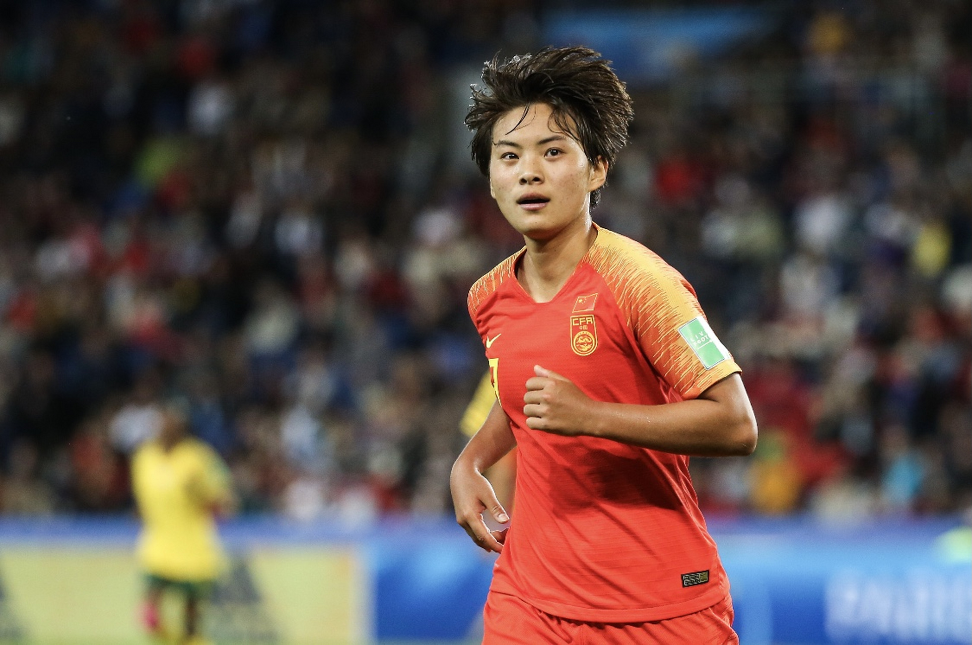 小组赛就出局了,赛后女足主力队员王霜接受采访时,记者问王霜,如果不